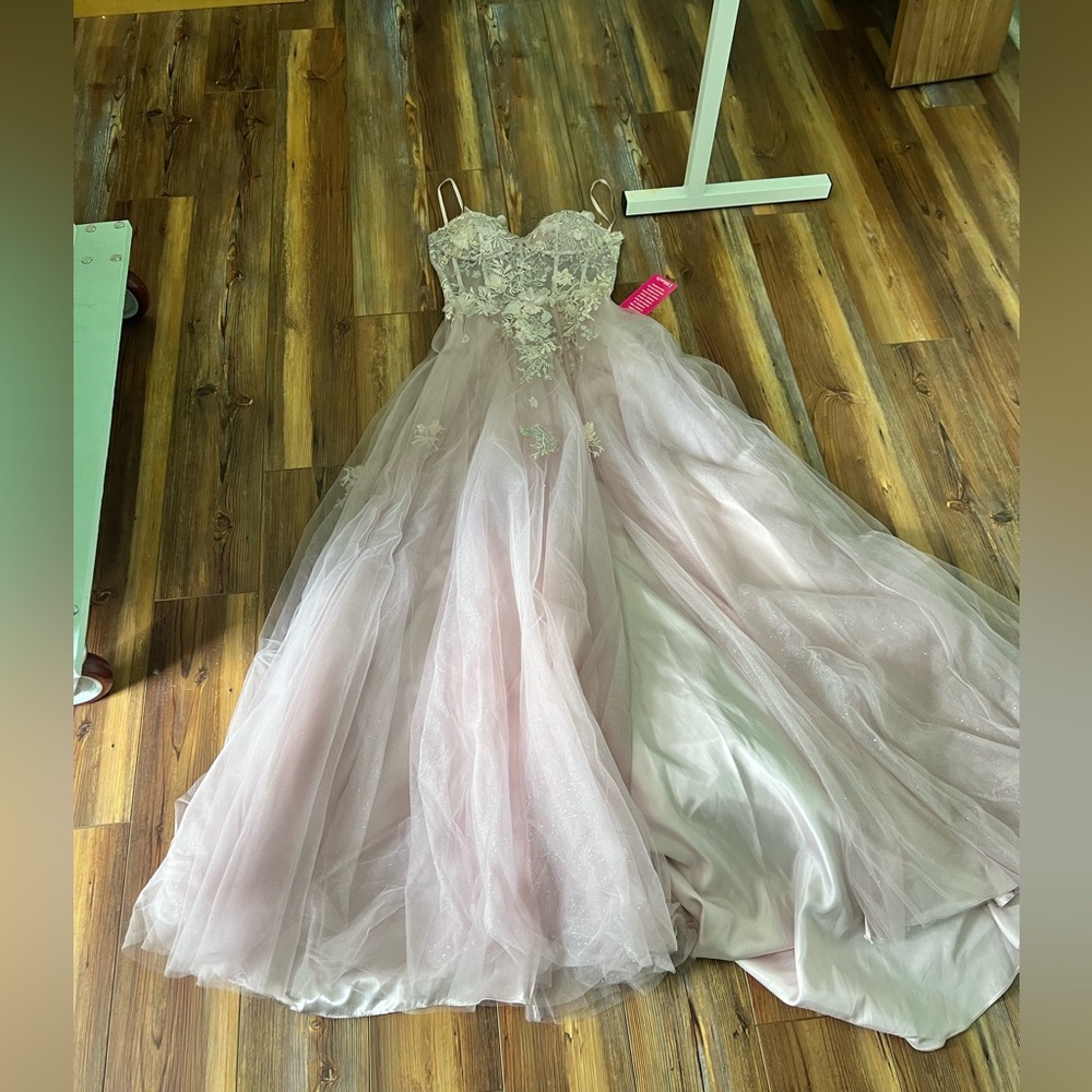 I am selling this piece because I bought it for prom and ended up not going!